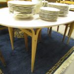687 8401 DINING TABLE
